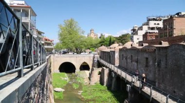 Tiflis eski ilçesinde nehir kenarında yürüyen turistler, Gürcistan