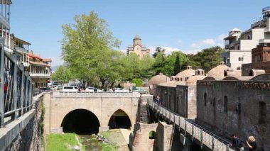 Tiflis eski ilçesinde nehir kenarında yürüyen turistler, Gürcistan