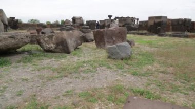Ermenistan'daki antik Zvartnots Katedrali'ni ziyaret eden turistler