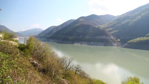 La tierra del lago cerca del río — Vídeo de stock