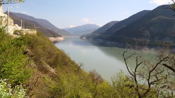 川の近くの湖の土地 — ストック動画