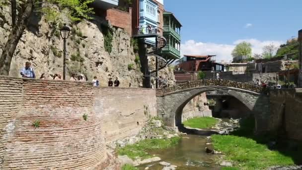 Туристы Идущие Около Реки Старом Районе Тбилиси Грузия — стоковое видео