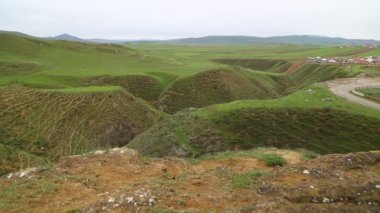 Diri Baba, Azerbaycan'da dağ mirası yakınında antik anıt mezar görüntüleri