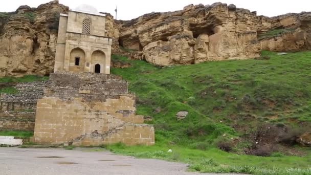 ディリババ アゼルバイジャンの山の遺産の近くのアンティーク霊廟の映像 — ストック動画