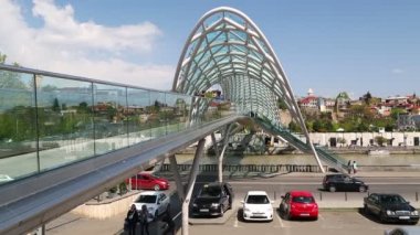 Gürcistan, Tiflis - Circa Mayıs 2019 - Barış Brigde üzerinde yürüyen insanların görüntüleri