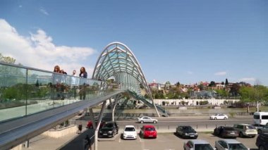 Gürcistan, Tiflis - Circa Mayıs 2019 - Barış Brigde üzerinde yürüyen insanların görüntüleri