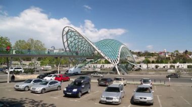 Gürcistan, Tiflis - Circa Mayıs 2019 - Barış Brigde üzerinde yürüyen insanların görüntüleri