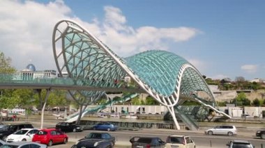 Gürcistan, Tiflis - Circa Mayıs 2019 - Barış Brigde üzerinde yürüyen insanların görüntüleri