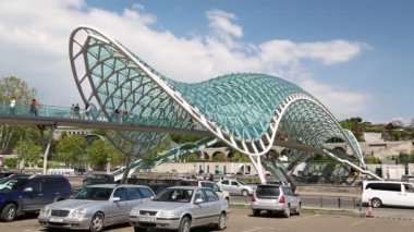 Gürcistan, Tiflis - Circa Mayıs 2019 - Barış Brigde üzerinde yürüyen insanların görüntüleri
