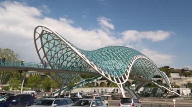 Gürcistan, Tiflis - Circa Mayıs 2019 - Barış Brigde üzerinde yürüyen insanların görüntüleri