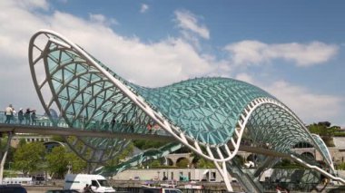 Gürcistan, Tiflis - Circa Mayıs 2019 - Barış Brigde üzerinde yürüyen insanların görüntüleri