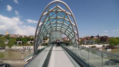 Gürcistan, Tiflis - Circa Mayıs 2019 - Barış Brigde üzerinde yürüyen insanların görüntüleri