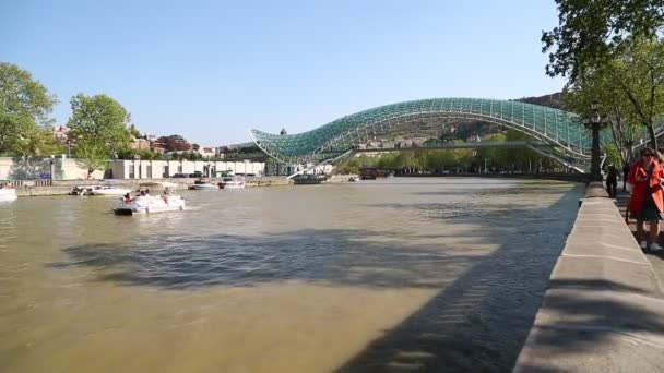 Gruzie Tbilisi Circa Květen 2019 Záběry Lidí Kteří Chodí Brigde — Stock video