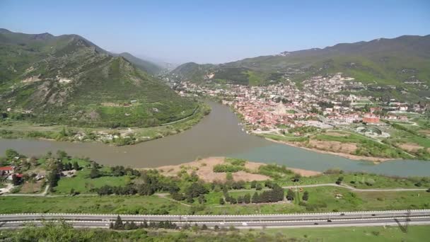 グルジアのMtskhetaと川の美しい航空写真 — ストック動画
