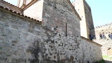 Gürcistan'da antik arazi eski kale ziyaret insanlar