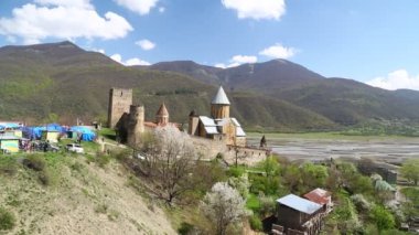 Gürcistan'da antik arazi eski kale ziyaret insanlar