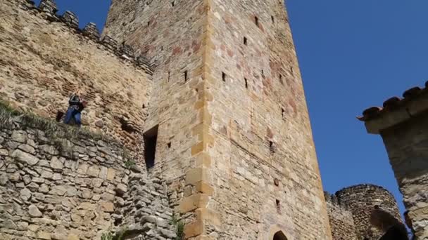 Personnes Visitant Vieux Château Terre Antique Géorgie — Video