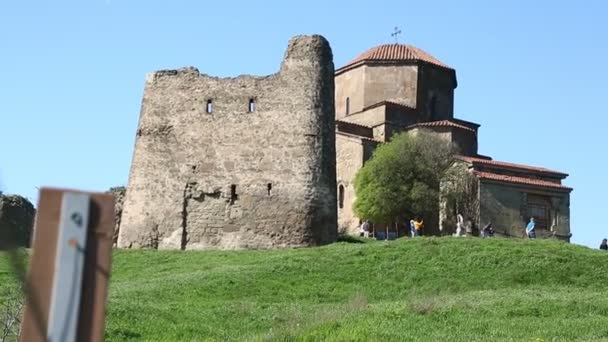 游客走在格鲁吉亚的旧城堡和历史遗址附近 — 图库视频影像