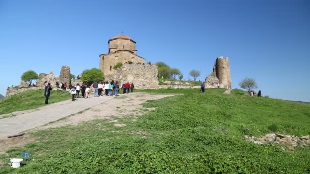 Gürcistan Eski Chaterdal Tarihi Site Yakınında Yürüyen Turistler — Stok video