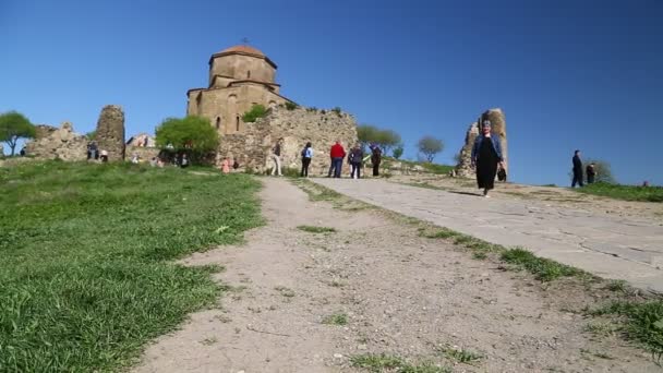 Turistas Caminando Cerca Del Antiguo Sitio Histórico Chaterdal Georgia — Vídeos de Stock