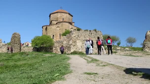 Τουρίστες Περπάτημα Κοντά Old Chaterdal Και Ιστορική Τοποθεσία Στη Γεωργία — Αρχείο Βίντεο