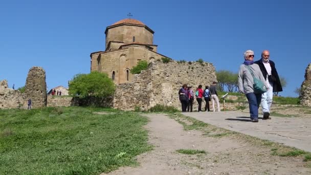 グルジアの古いチャターダルと史跡の近くを歩く観光客 — ストック動画