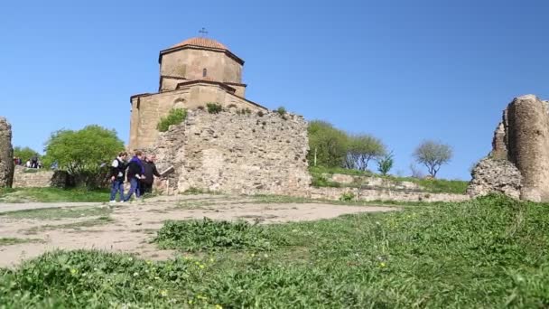 Toeristen Wandelen Buurt Van Oude Chaterdal Historische Site Georgië — Stockvideo
