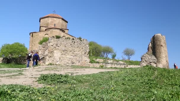 Toeristen Wandelen Buurt Van Oude Chaterdal Historische Site Georgië — Stockvideo