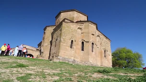 Turistas Caminando Cerca Del Antiguo Sitio Histórico Chaterdal Georgia — Vídeo de stock