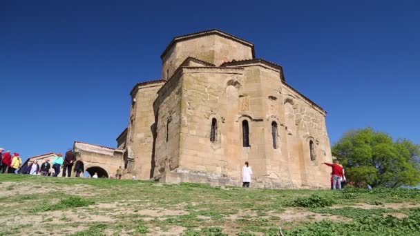 Gürcistan Eski Chaterdal Tarihi Site Yakınında Yürüyen Turistler — Stok video