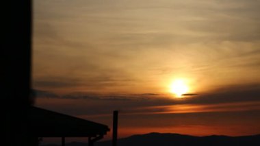 güneş ışığında ev güneş batarken