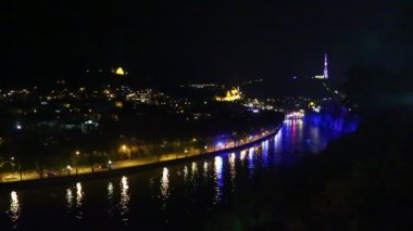 gece nehir yakınındaki şehrin havadan görüntüleri, Tiflis, Gürcistan 