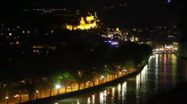 gece nehir yakınındaki şehrin havadan görüntüleri, Tiflis, Gürcistan 