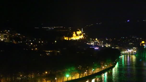 夜间靠近河流的城市的空中镜头 第比利斯 格鲁吉亚 — 图库视频影像