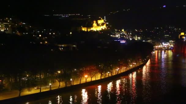 Воздушные Съемки Города Возле Реки Ночью Тбилиси Грузия — стоковое видео