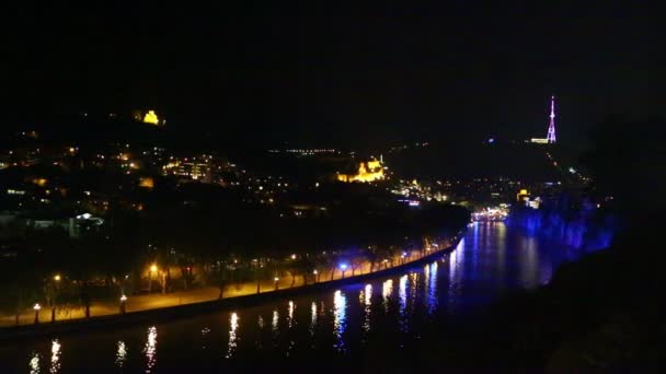 Воздушные Съемки Города Возле Реки Ночью Тбилиси Грузия — стоковое видео