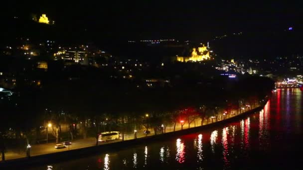 Luftaufnahmen Der Stadt Der Nähe Des Flusses Bei Nacht Tiflis — Stockvideo