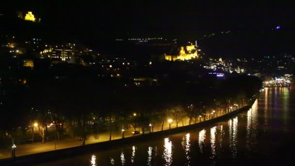 Luftaufnahmen Der Stadt Der Nähe Des Flusses Bei Nacht Tiflis — Stockvideo