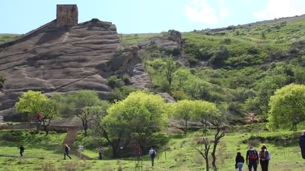 Orang Berjalan Dekat Biara Ubdano Warisan Antik Georgia — Stok Video