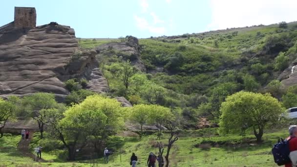 Personas Caminando Cerca Del Monasterio Ubdano Patrimonio Antiguo Georgia — Vídeo de stock