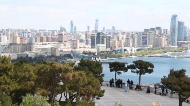 bakü şehir merkezinde yürüyen insanlar, Azerbaycan