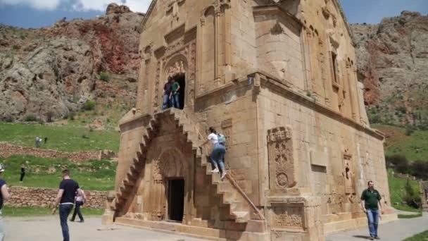 アルメニア ノラバンク 2019年5月 アンティーク修道院の近くに身元不明の人々 — ストック動画
