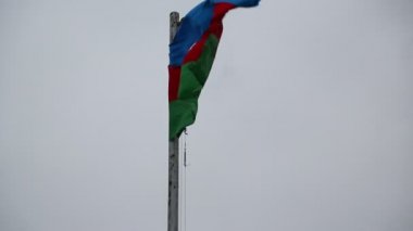 Azerbaycan'da gökyüzüne karşı rüzgarla sallanan bayrak