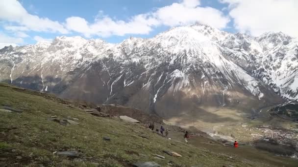 Mensen Prachtige Bergen Kasbegi Georgië — Stockvideo