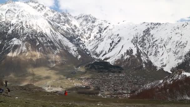 Ανθρώπους Όμορφα Βουνά Kazbegi Γεωργία — Αρχείο Βίντεο