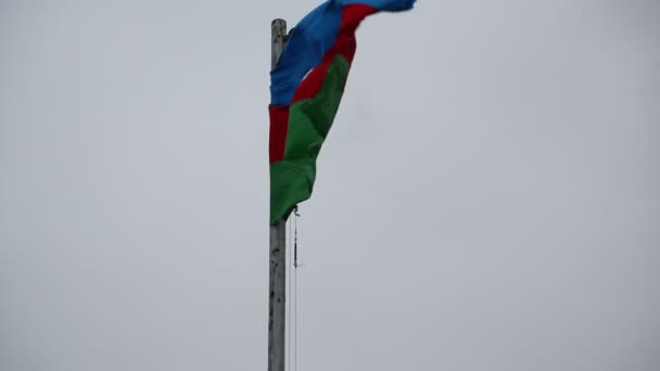 アゼルバイジャンの空に対して風に振る旗 — ストック動画