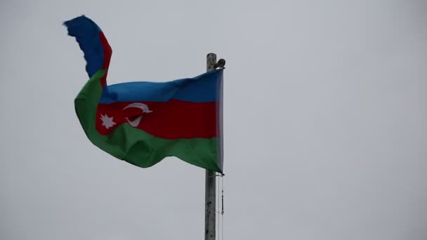 Флаг Развевающийся Ветром Против Неба Азербайджане — стоковое видео