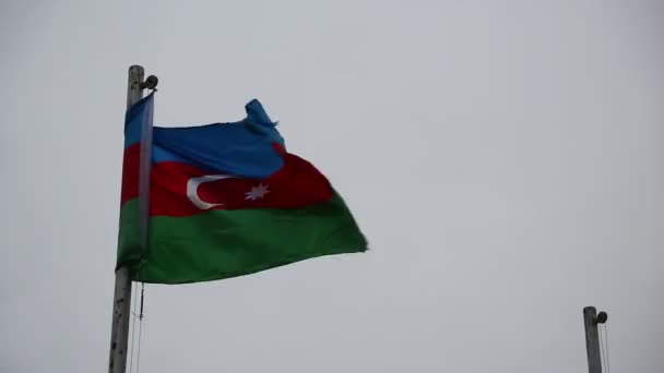 Флаг Развевающийся Ветром Против Неба Азербайджане — стоковое видео