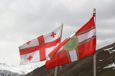  gökyüzünde sallanan bulanık bayrak