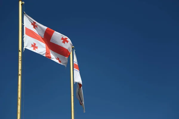 De zwaaiende vlag in de lucht — Stockfoto